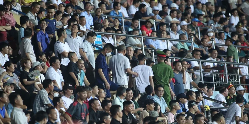 Phản ứng không mấy vui vẻ của người hâm mộ dành cho bàn thắng vàng