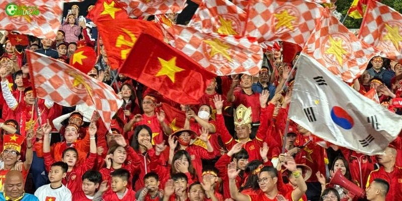 Người hâm mộ Việt Nam cỗ vũ cho AFF Cup với không khí cuồng nhiệt