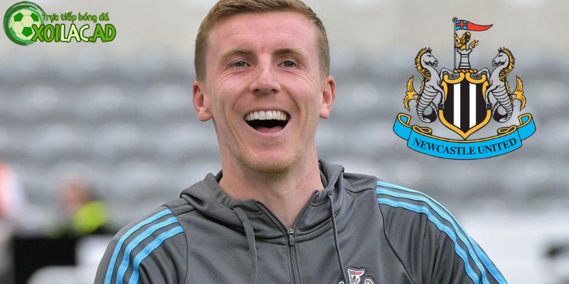 Newcastle gọi gấp Matt Targett